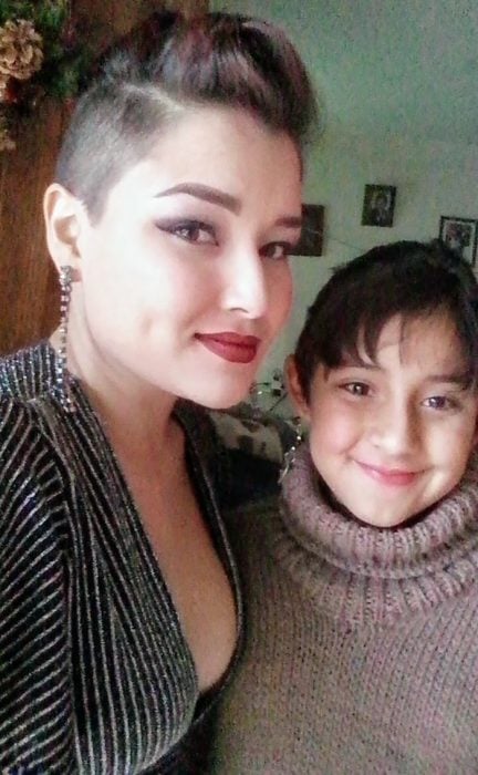 mujer e hija con cabello corto 