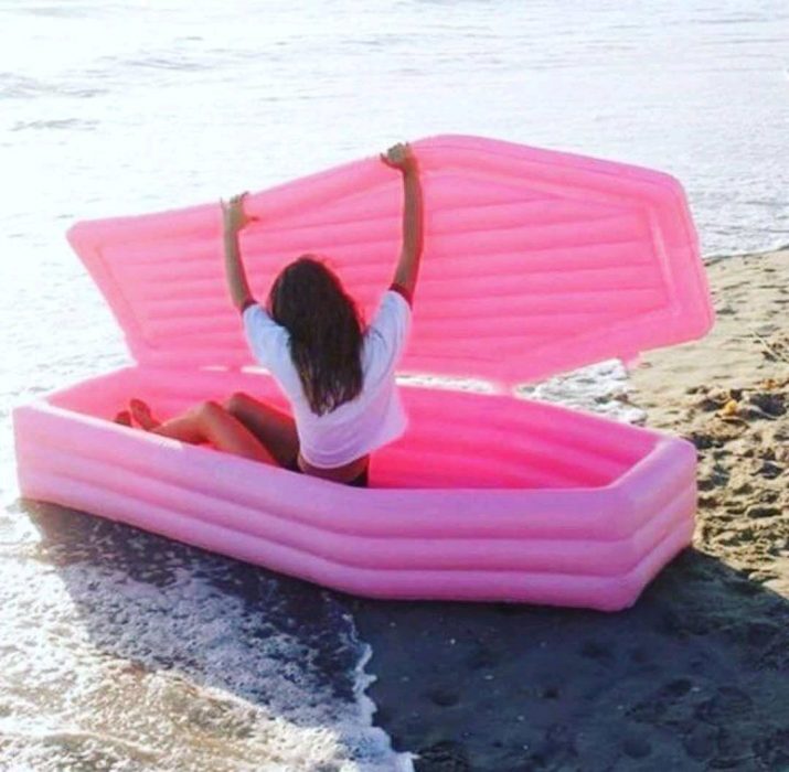 inflable de un féretro rosa