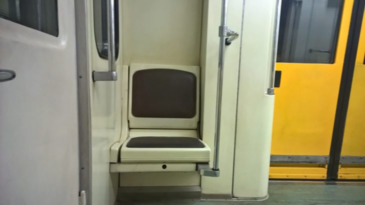 asiento individual en el transporte público 