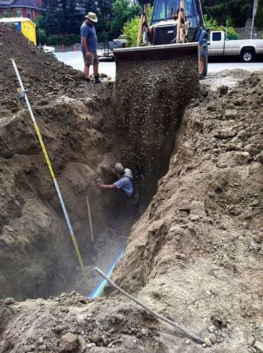 hombre con maquina enterrando a compañero de trabajo 