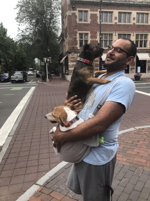humando cargando perritos 