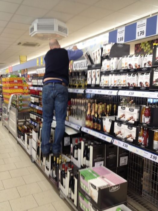 hombre parado en botellas de vino 