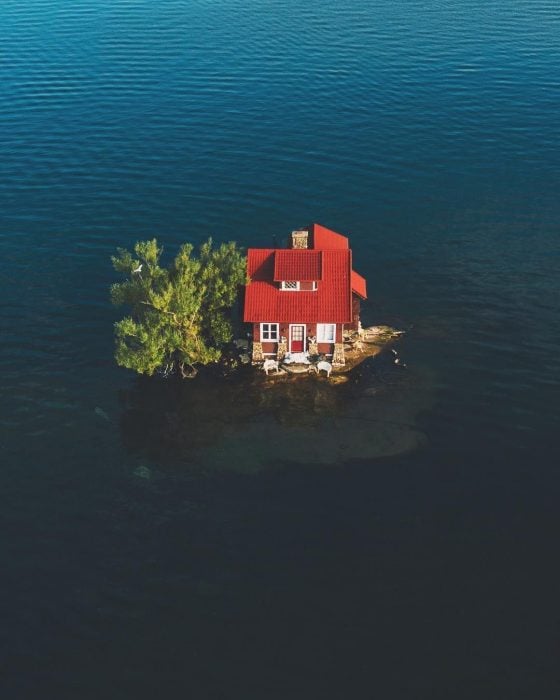 casa en medio de un lago 