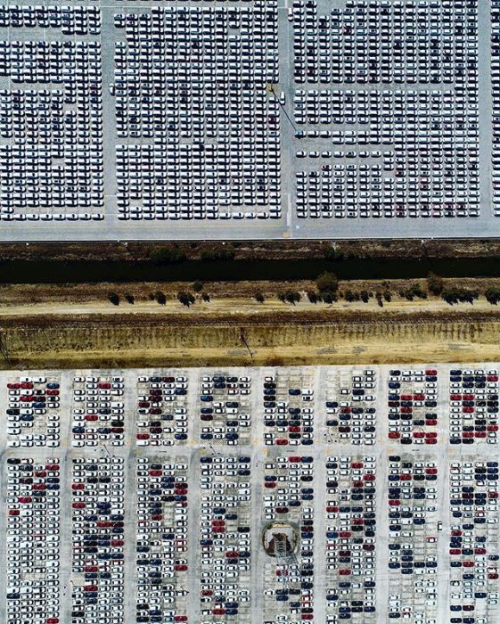 Estacionamiento que parece un chip electrónico desde las alturas