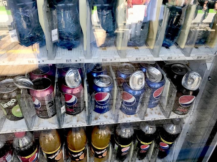 Latas de refresco que explotaron dentro de máquina de venta 