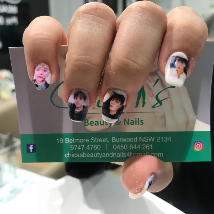 idols asiáticos impresos en uñas 