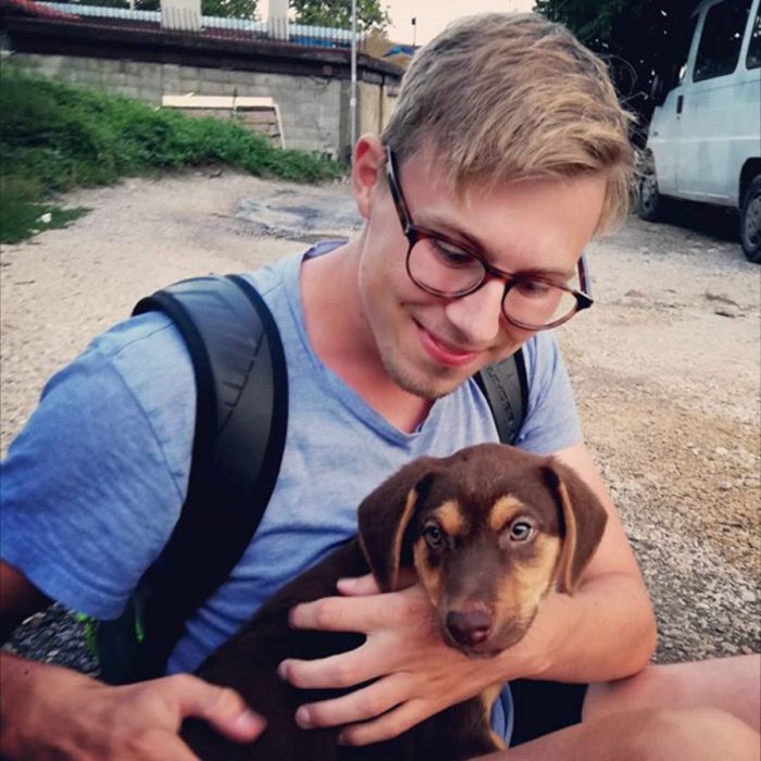 muchacho abrazando a un perrito de la calle 