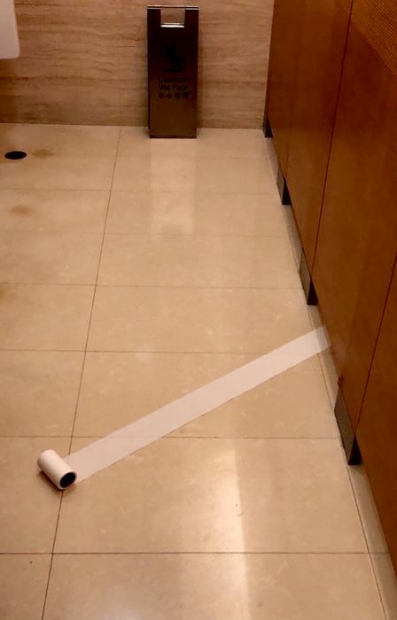 papel de baño se escapa debajo de la puerta 