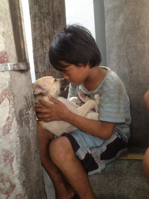 niño sin hogar adopta perro