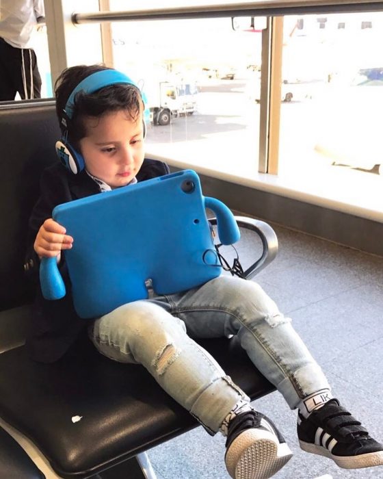 niño con tablet en aeropuerto