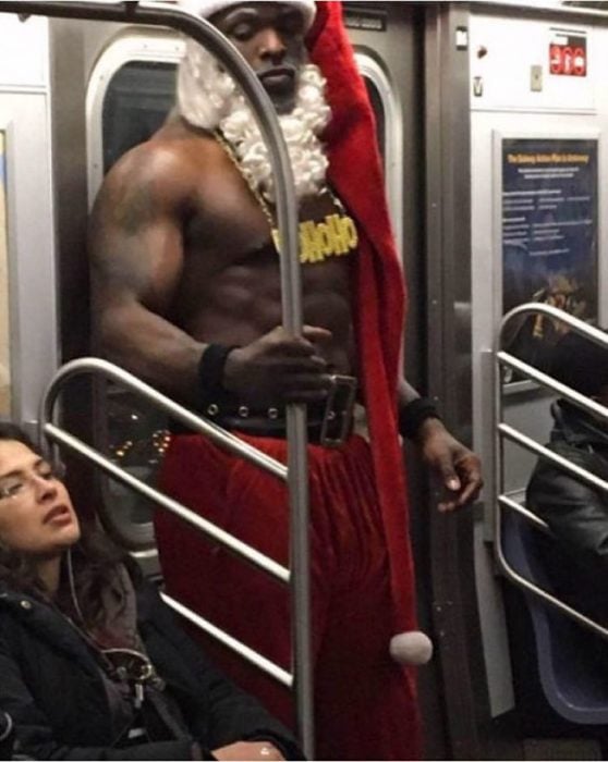 hombre negro, fuerte y sin camisa vestido de santa claus 