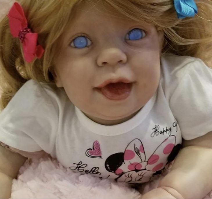 muñeca de ojos azules sin pupilas 