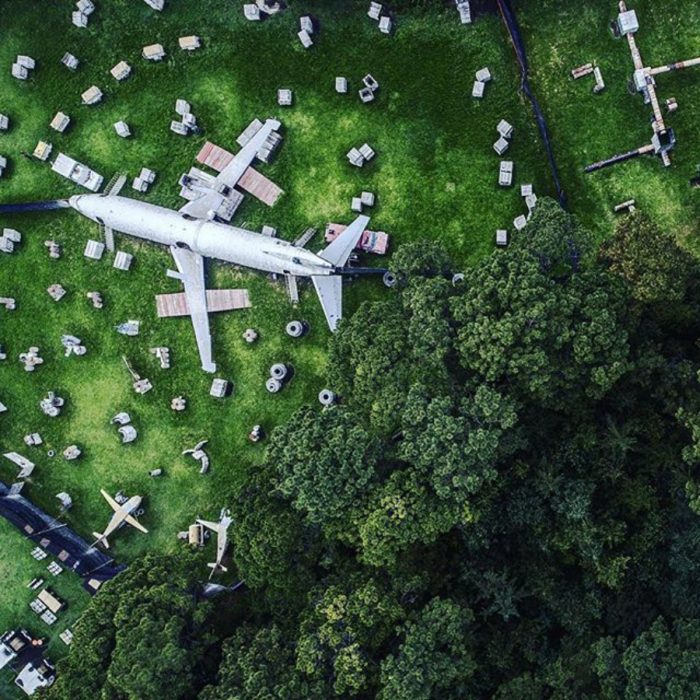 avión estacionado visto desde el cielo