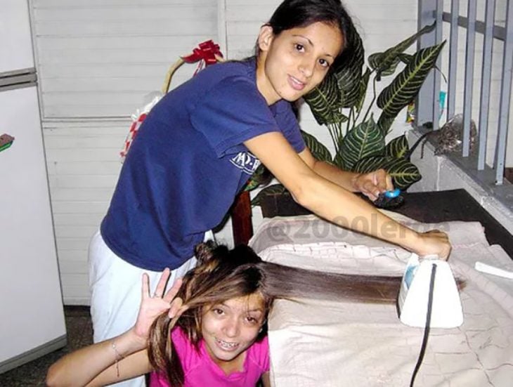 alaciar el cabello con una plancha para ropa