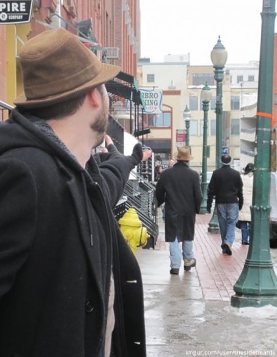 dos hombres vestidos de manera similar en la calle 