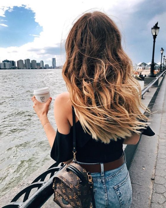 chica con el cabello bonito en la playa