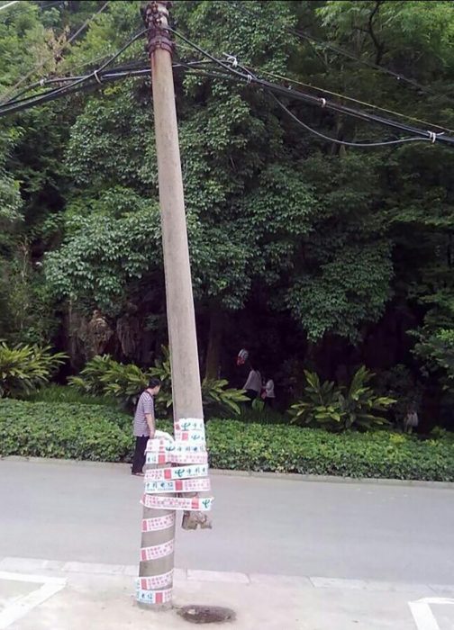 poste roto pegado con cintas 