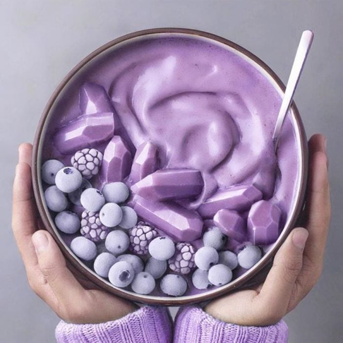 postre morado con cuarzos de azúcar