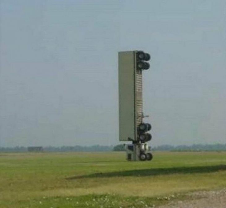 camión parado de forma vertical 