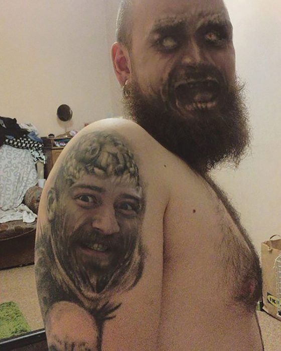 faceswap de hombre con su tatuaje 