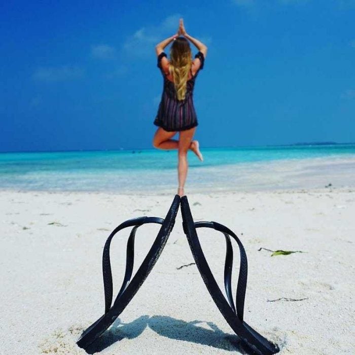 juego de perspectiva, chanclas y pose de yoga