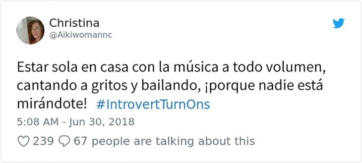 tuit sobre poner música cuando estás sola 