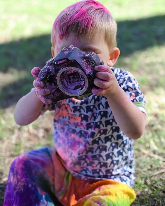 niño lleno de colores con una cámara que no sirve 