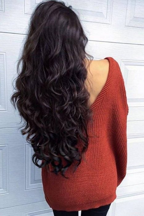 chica de cabello largo negro y suéter