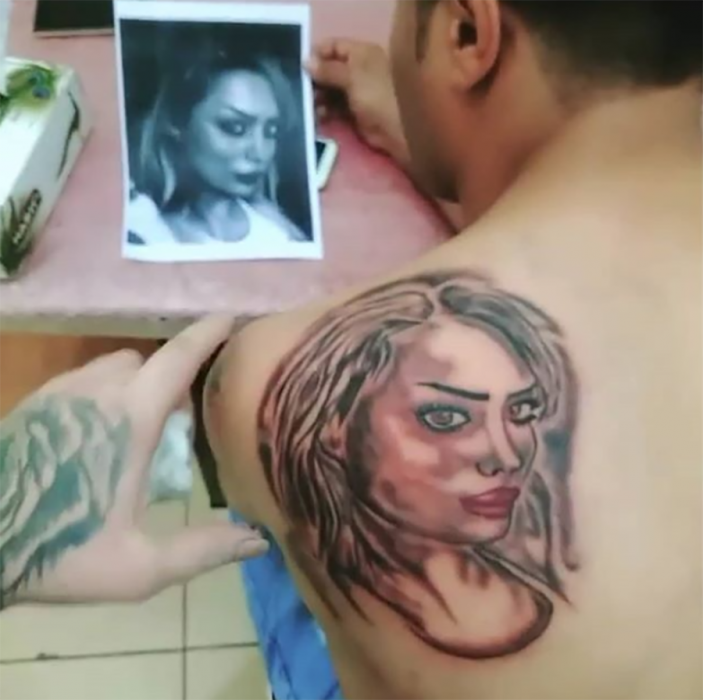 tatuaje mal hecho de una mujer en la espalda del hombre