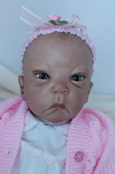 muñeca reborn sin cejas y con ojeras 