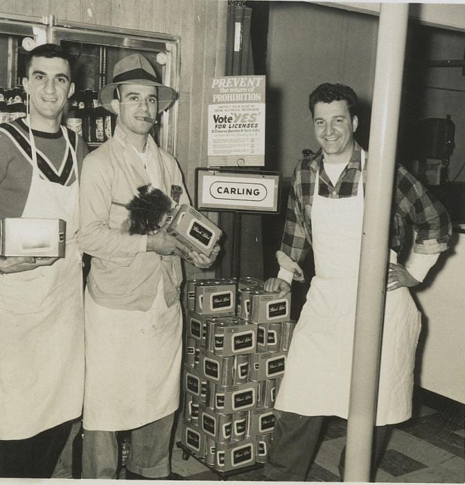 Tres hermanos presumiendo su tienda, 1940