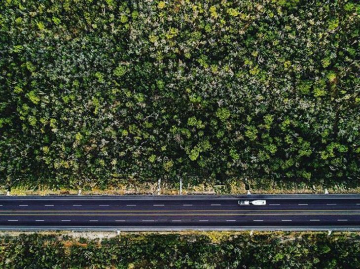 viaje en carretera vista desde el cielo