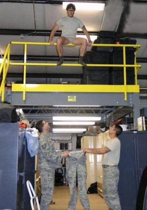hombres en el ejército divirtiéndose 