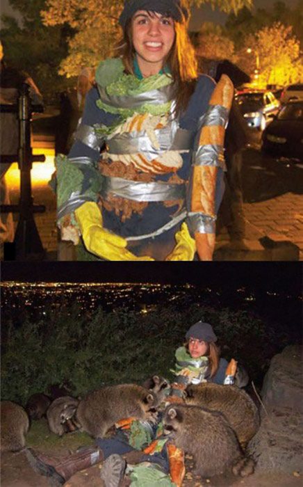 mujer llena de comida para que se la coman los mapaches 