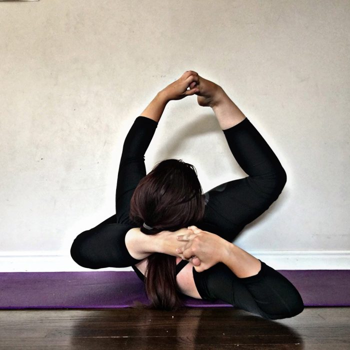 mujer haciendo pose de yoga 
