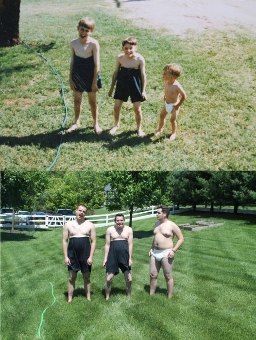 foto recreada de tres niños con los pantalones muy arriba 