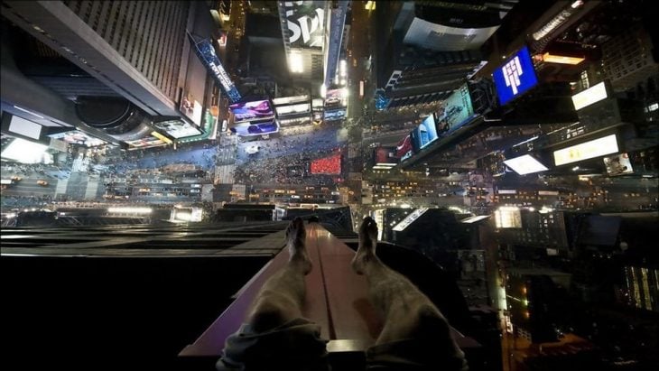 e sentó arriba de un edificio en Times Square