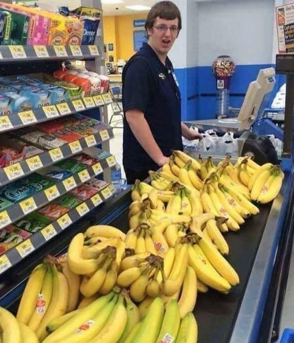 La reacción del cajero cuando alguien compró un racimo de bananas
