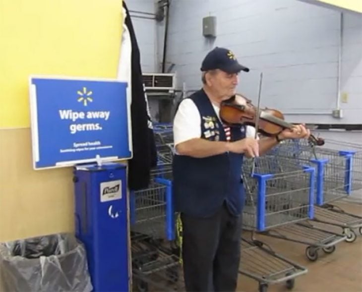 hombre toca el violín en walmart 