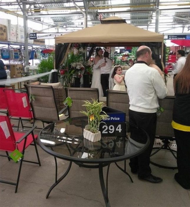 boda en la sección de jardinería de Walmart