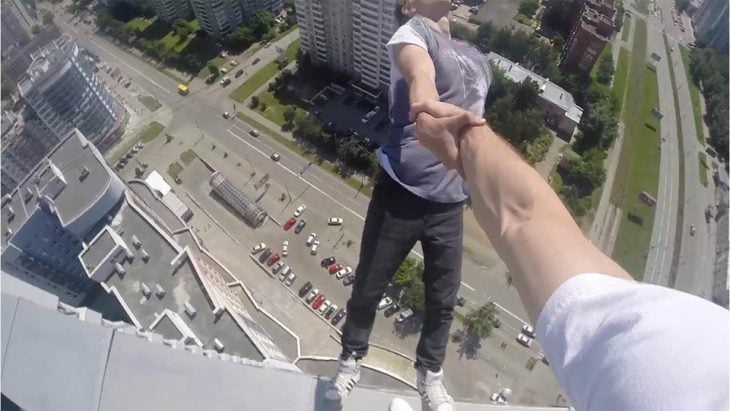 hombre sosteniendo a otro de que no se caiga 