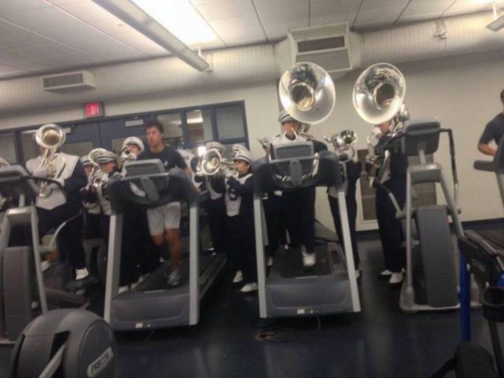 banda instrumental en caminadora 