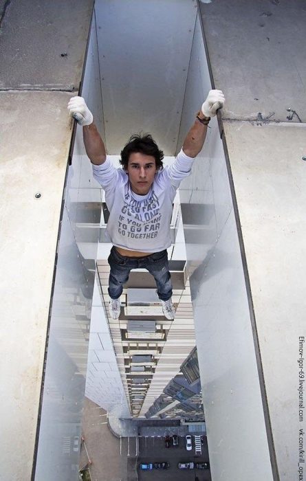 chico colgando de un edificio 