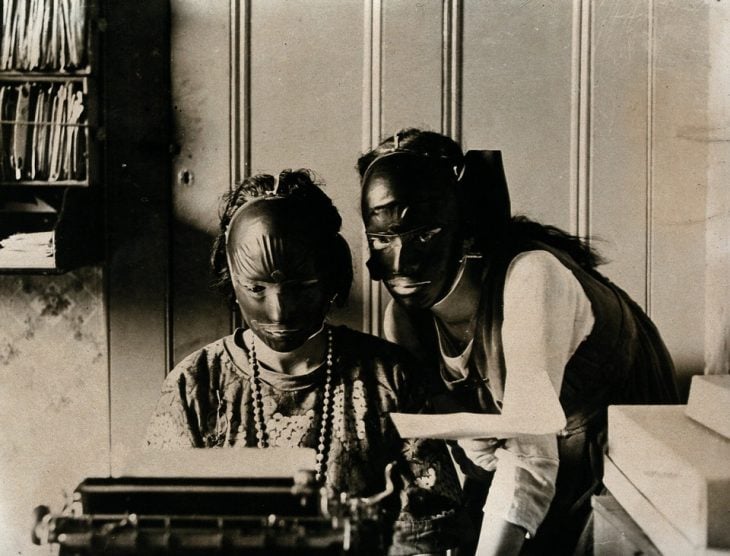 Mujeres usando máscaras de belleza, 1921