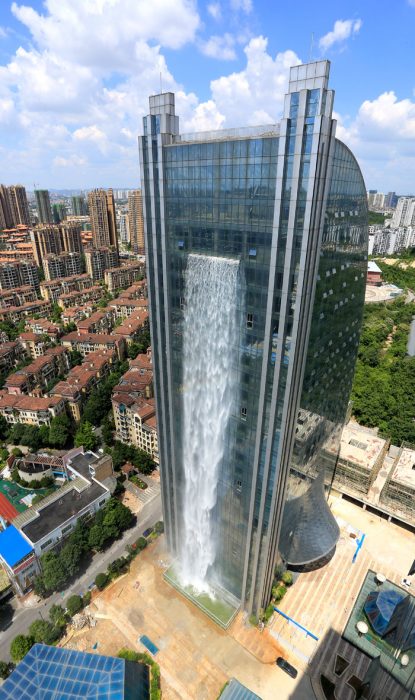 cascada en edificio vista desde lejos 