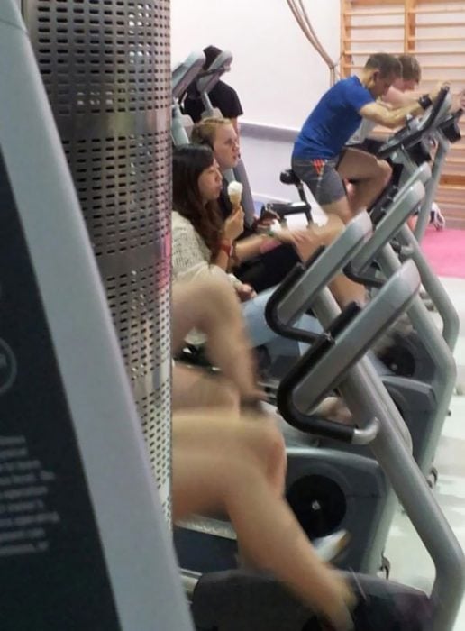 mujer comiendo helado en el gym 