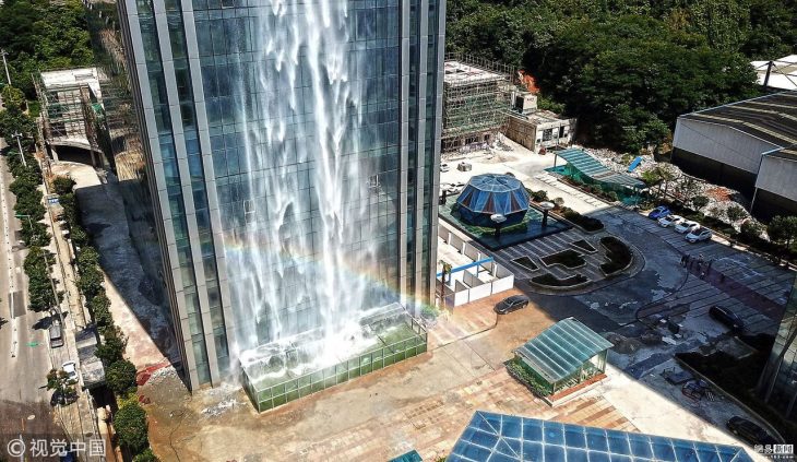 arcoíris en cascada de edificio 