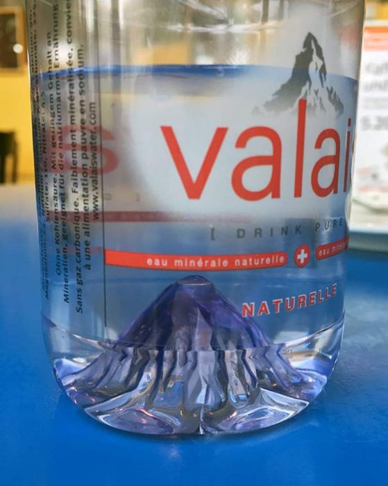 Botella de agua mineral suiza con una montaña en su interior