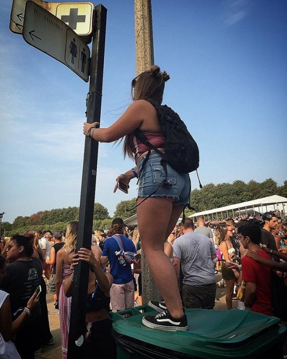 chica bajita en un concierto 