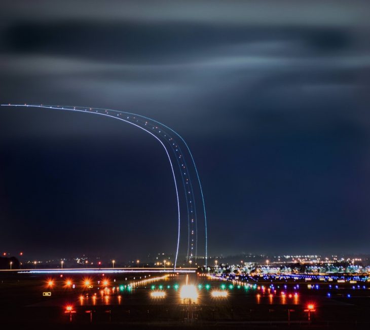 Despegue de un avión en larga exposición